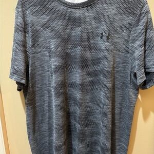 Men’s 2xl Under Armor, Heat Gear, Fitted Style Workout shirt.